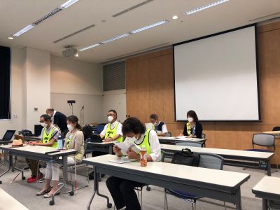 総会会場の様子、議長団と役員が写っています。